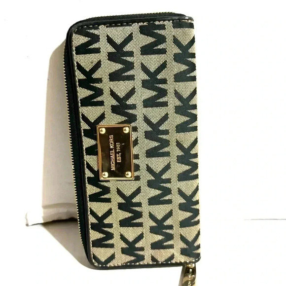 Michael Kors MK signature print canvas wallet - Picture 3 of 7